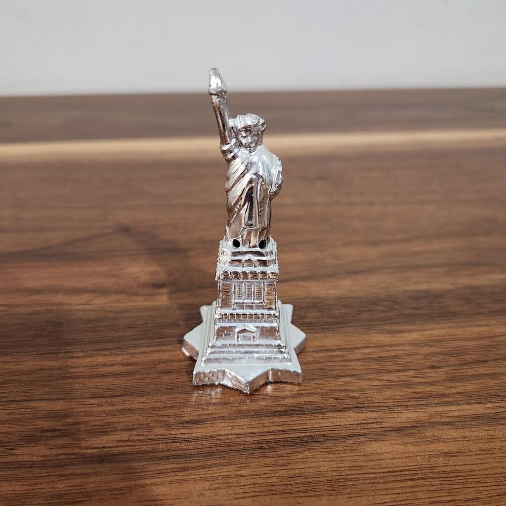 Vintage Metal New York City Statue of Liberty Empire State Salt & Pepper Shakers - Picture 5 of 11